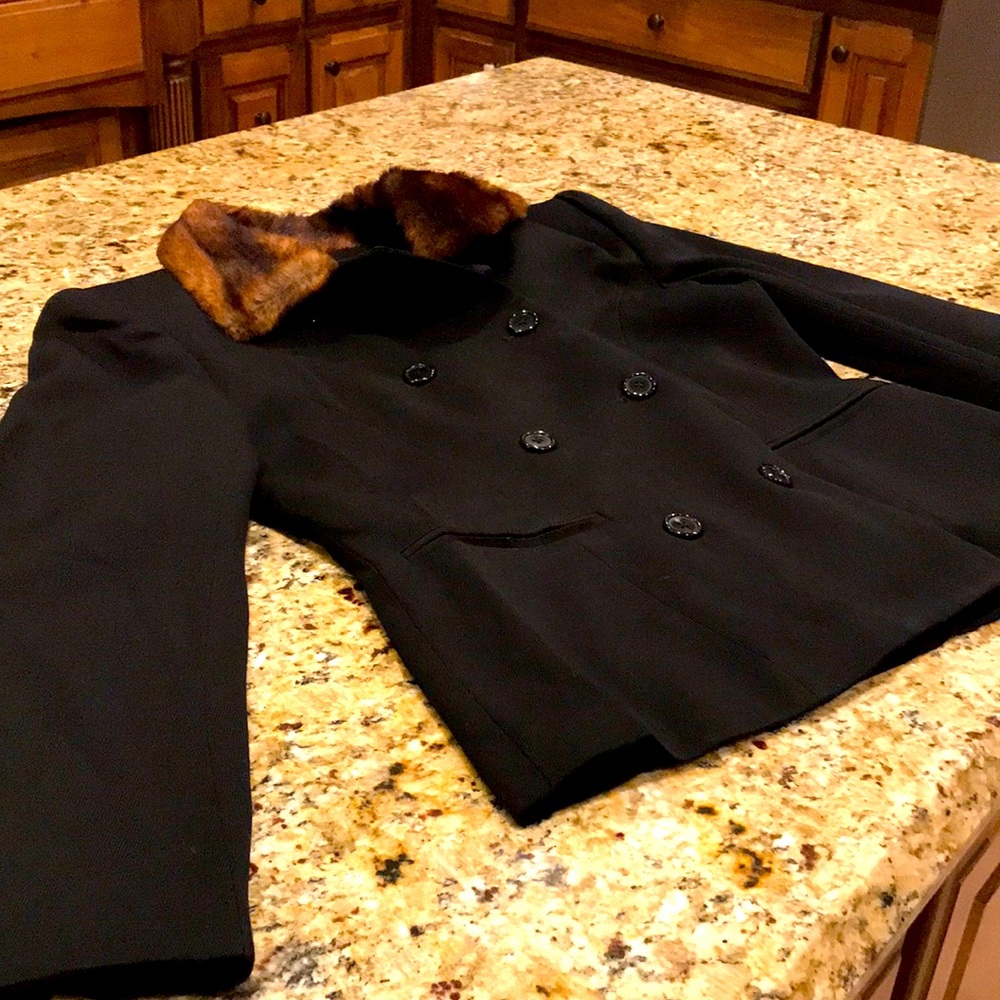 Fitted jacket with faux fur collar. Wool
